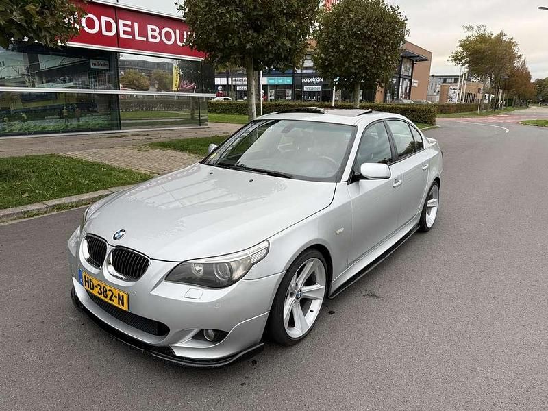 Grijs Gebruikt 2005 BMW 523 Executive Sedan | € 4.950 (Duur) - Afbeelding 1/4