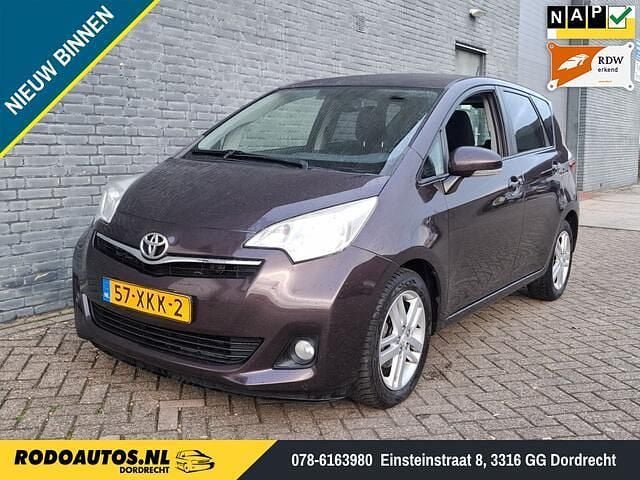 Paars (metallic) Occasion 2012 Toyota Verso-S MPV | € 3.999 (Eerlijke prijs) - Afbeelding 1/4