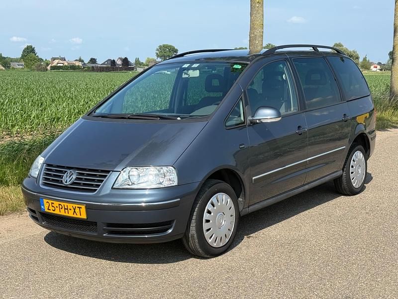 Grijs Gebruikt 2004 VW Sharan Comfortline MPV | € 1.750 - Afbeelding 1/4