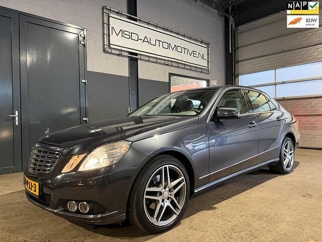 Grijs Occasion 2011 Mercedes E200 Elegance Sedan | € 11.449 (Eerlijke prijs) - Afbeelding 1/4