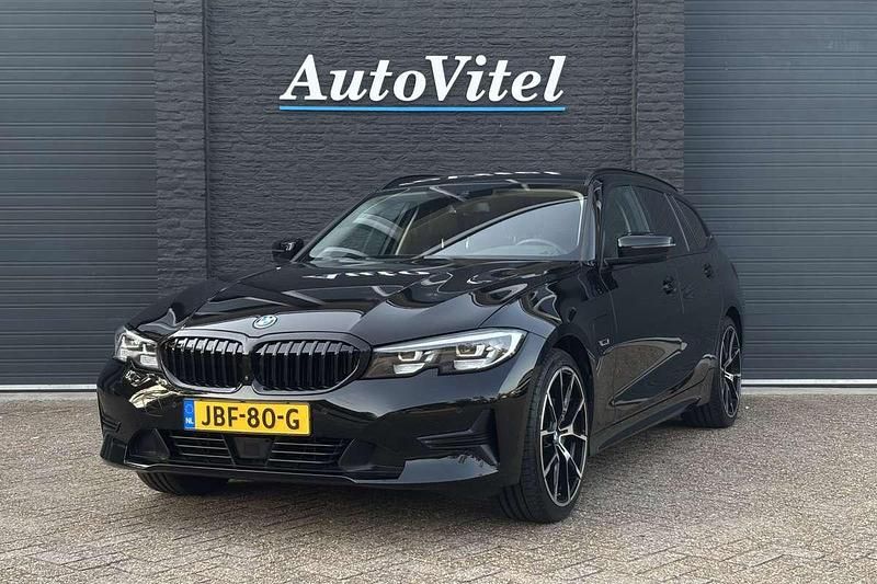 Zwart Gebruikt 2022 BMW 330 Advantage Stationwagen | € 27.445 (Super prijs) - Afbeelding 1/4