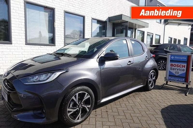 Grijs, metallic lak Nieuw 2025 Toyota Yaris Hybrid Comfort Hatchback | € 27.950 (Super prijs) - Afbeelding 1/4
