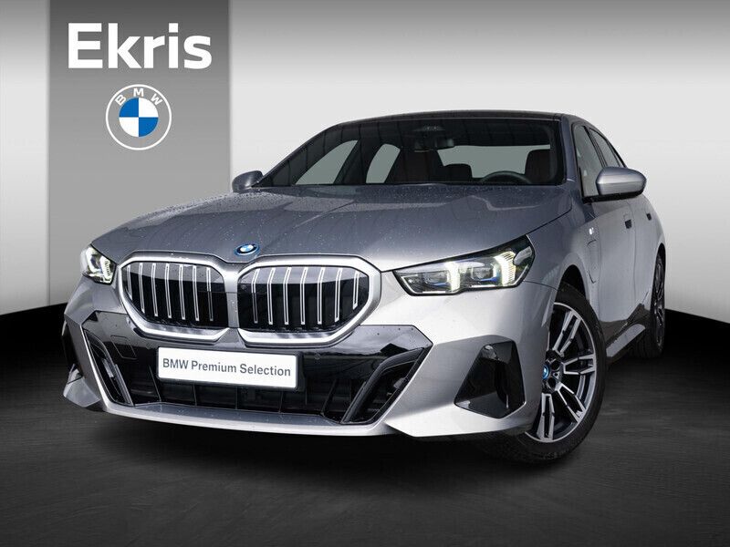 Grijs, metallic lak Gebruikt 2024 BMW 530e M Sport Sedan | € 76.895 - Afbeelding 1/4