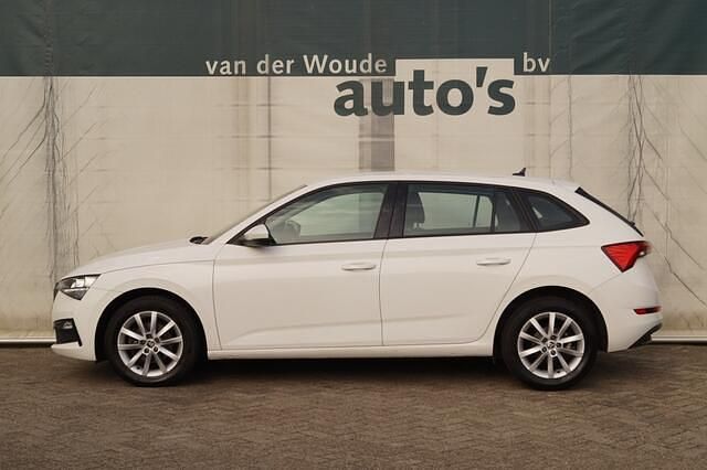 Wit Gebruikt 2021 Skoda Scala Style Hatchback | € 12.900 (Eerlijke prijs) - Afbeelding 1/4