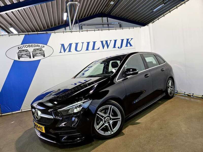 Zwart, metallic lak Gebruikt 2020 Mercedes 180 Business Sedan | € 24.950 (Eerlijke prijs) - Afbeelding 1/4