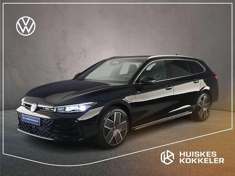 Zwart Nieuw 2025 VW Passat R-line Edition Stationwagen | € 57.805 (Eerlijke prijs) - Afbeelding 1/4