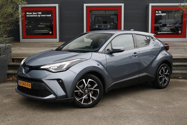 Grijs Gebruikt 2021 Toyota C-HR Style SUV | € 24.750 (Eerlijke prijs) - Afbeelding 1/4