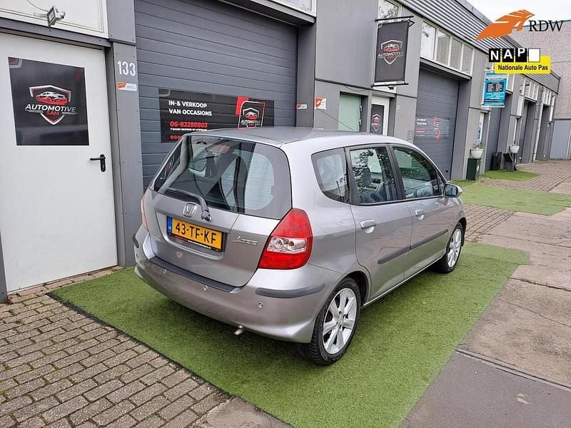 Grijs (metallic) Gebruikt 2006 Honda Jazz LS Hatchback | € 4.450 (Eerlijke prijs) - Afbeelding 1/4