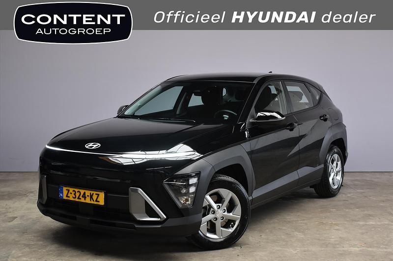 Zwart Gebruikt 2024 Hyundai Kona Comfort SUV | € 29.940 (Eerlijke prijs) - Afbeelding 1/4