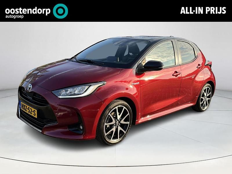 Rood Gebruikt 2021 Toyota Yaris Hybrid Executive Hatchback | € 21.775 (Eerlijke prijs) - Afbeelding 1/4