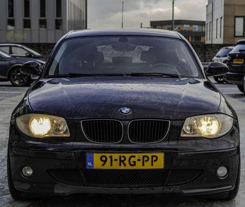 Zwart Gebruikt 2005 BMW 116 Hatchback | € 2.200 (Eerlijke prijs) - Afbeelding 1/4