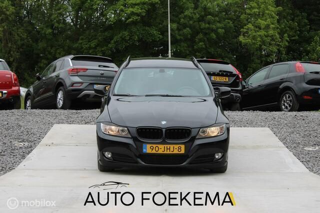 Zwart Gebruikt 2009 BMW 318 Executive Stationwagen | € 6.790 (Iets duurder) - Afbeelding 1/4