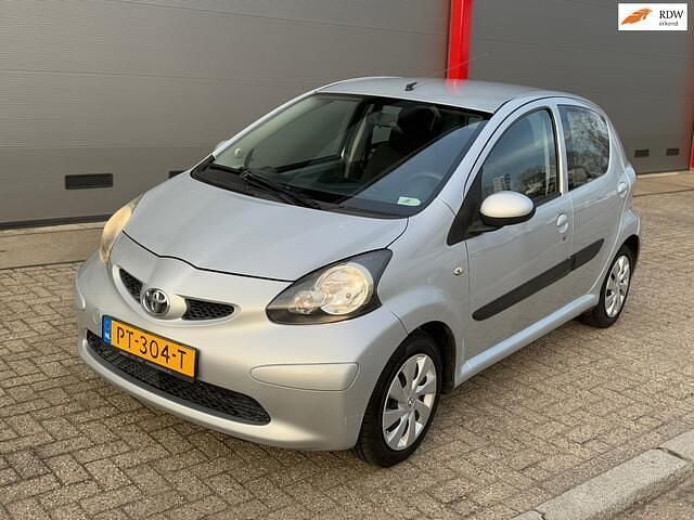 Grijs Occasion 2008 Toyota Aygo Hatchback | € 1.949 (Eerlijke prijs) - Afbeelding 1/4