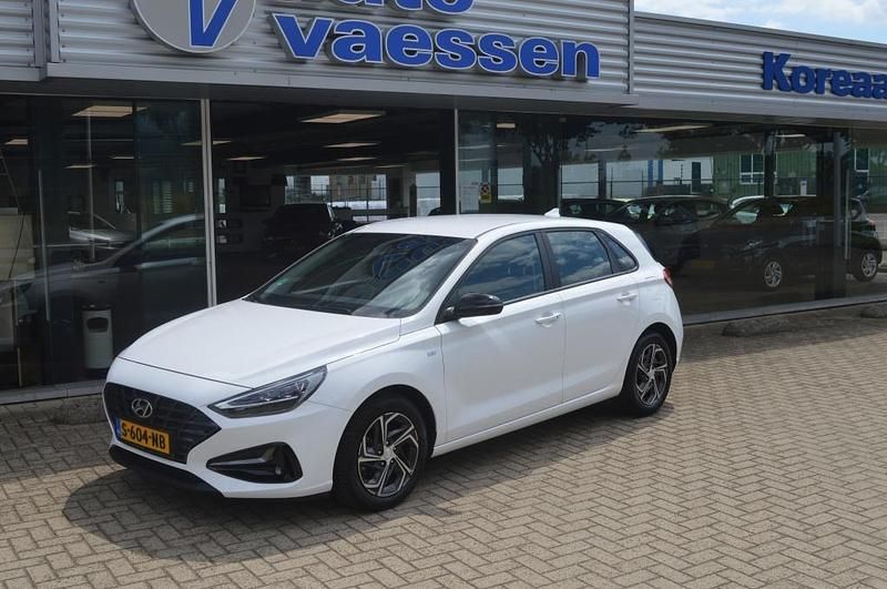 Wit Gebruikt 2023 Hyundai i30 Comfort Hatchback | € 22.500 (Iets duurder) - Afbeelding 1/4