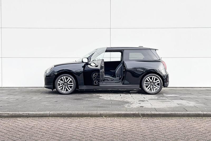 Nieuw Mini Cooper Classic 135 kW (184 PK) 2025 Midnight black ii Hatchback