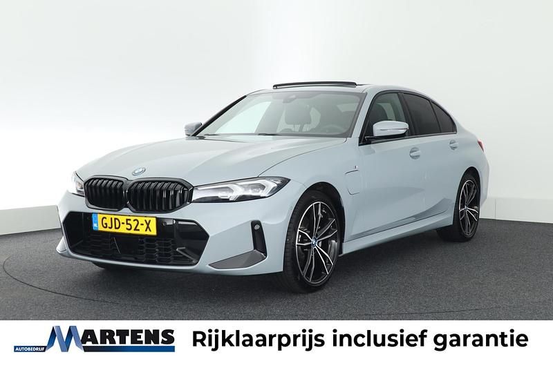 Grijs Gebruikt 2024 BMW 320e M Sport Sedan | € 44.749 (Eerlijke prijs) - Afbeelding 1/4
