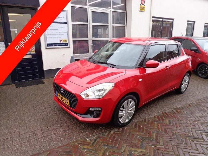 Rood Occasion 2018 Suzuki Swift Hatchback | € 11.650 (Eerlijke prijs) - Afbeelding 1/4