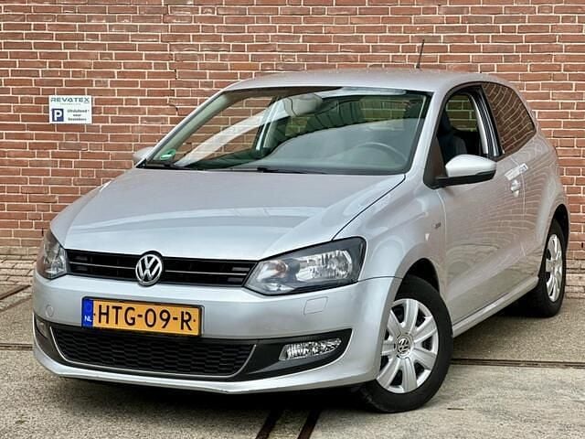 Grijs, metallic lak Occasion 2013 VW Polo Hatchback | € 3.950 (Goede deal) - Afbeelding 1/4