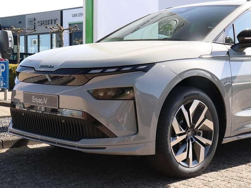 Grijs Nieuw 2025 Skoda Enyaq iV SportLine SUV | € 51.100 (Super prijs) - Afbeelding 1/3