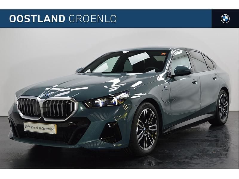 Groen Gebruikt 2025 BMW 530e M Sport Sedan | € 64.950 - Afbeelding 1/4