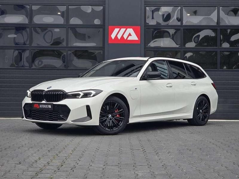 Wit Gebruikt 2024 BMW 330e M Sport Stationwagen | € 46.895 (Super prijs) - Afbeelding 1/4