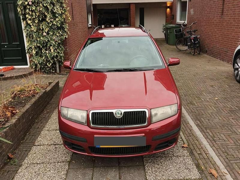 Rood Gebruikt 2006 Skoda Fabia Stationwagen | € 750 (Goede deal) - Afbeelding 1/4