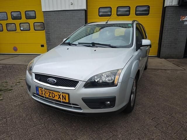 Grijs (metallic) Gebruikt 2008 Ford Focus Ambiente Stationwagen | € 1.945 (Eerlijke prijs) - Afbeelding 1/4