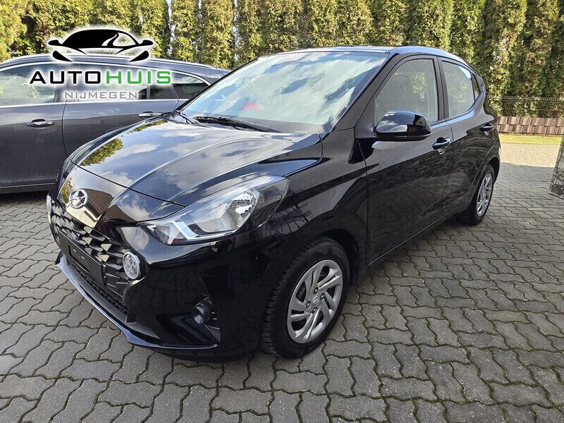 Zwart Gebruikt 2023 Hyundai i10 Hatchback | € 15.945 (Eerlijke prijs) - Afbeelding 1/4