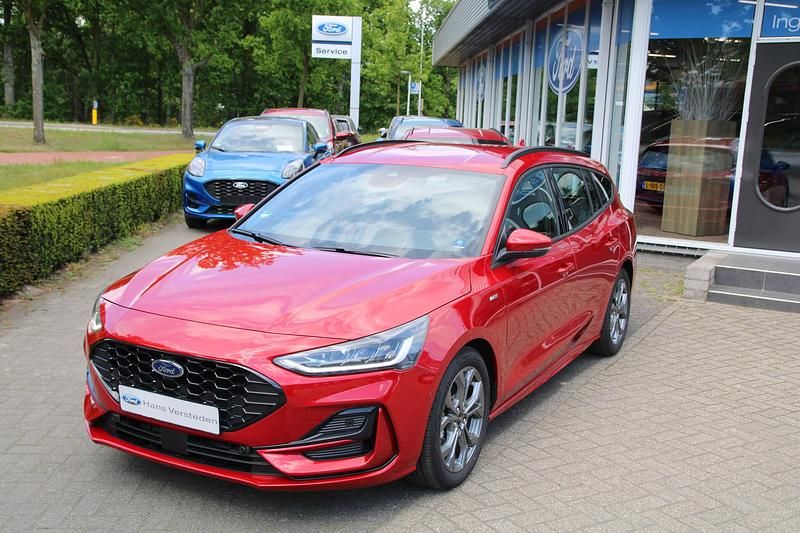 Rood, metallic lak Gebruikt 2024 Ford Focus ST-Line Stationwagen | € 31.550 (Duur) - Afbeelding 1/4