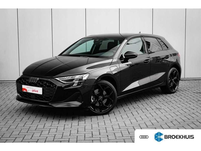 Zwart Gebruikt 2025 Audi A3 Sportback e-tron Advanced Sedan | € 39.975 (Eerlijke prijs) - Afbeelding 1/4