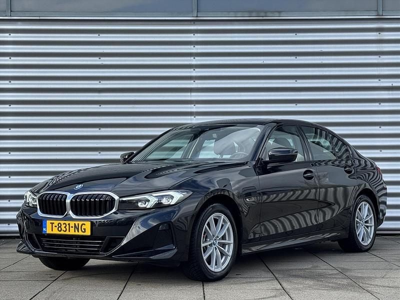Zwart Gebruikt 2023 BMW 320 Sedan | € 35.840 (Eerlijke prijs) - Afbeelding 1/4