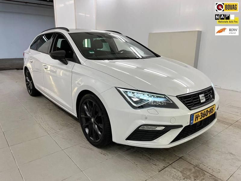 Wit Gebruikt 2020 Seat Leon FR Stationwagen | € 11.899 (Super prijs) - Afbeelding 1/4