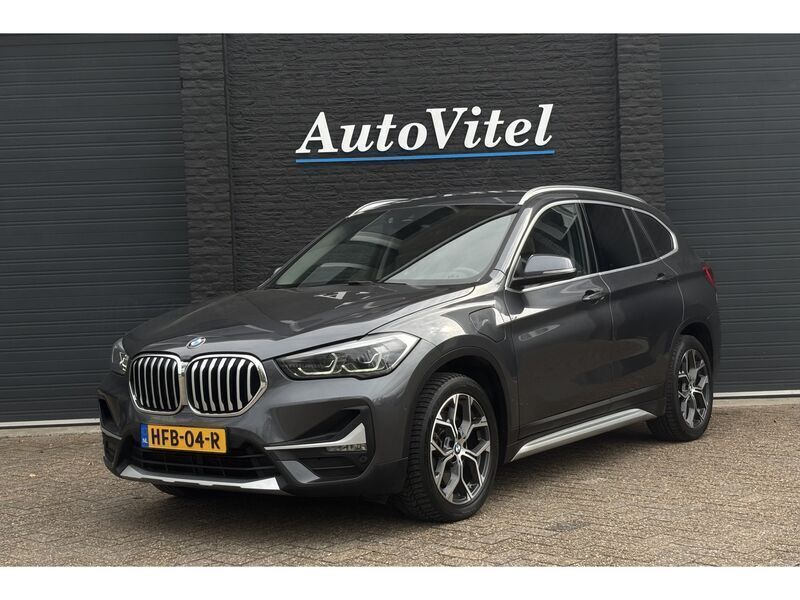 Grijs, metallic lak Gebruikt 2021 BMW X1 xLine SUV | € 27.945 (Goede deal) - Afbeelding 1/3