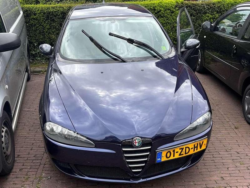 Blauw Gebruikt 2005 Alfa Romeo 147 Progression Hatchback | € 2.000 (Iets duurder) - Afbeelding 1/4