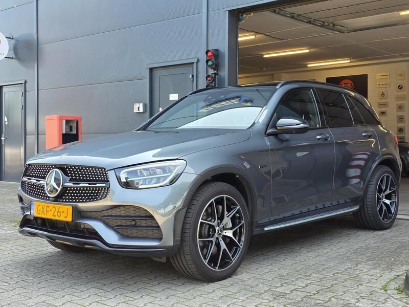 Grijs Gebruikt 2020 Mercedes GLC300 AMG line SUV | € 47.440 - Afbeelding 1/4