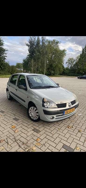 Grijs Gebruikt 2002 Renault Clio II Dynamique Hatchback | € 1.200 (Eerlijke prijs) - Afbeelding 1/4