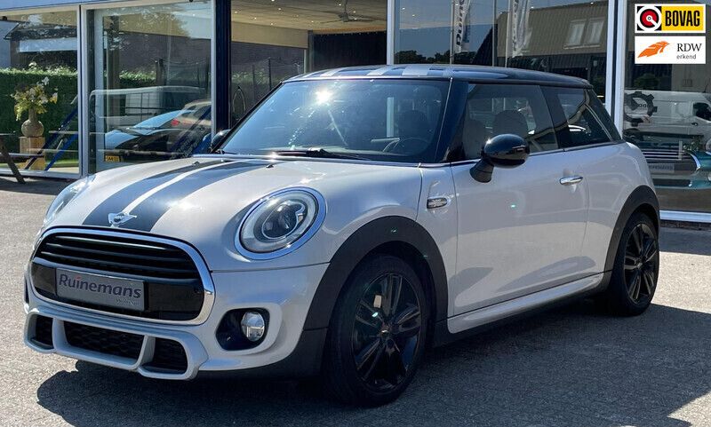 Zilver, metallic lak Gebruikt 2017 Mini Cooper Business Hatchback | € 13.999 (Eerlijke prijs) - Afbeelding 1/4