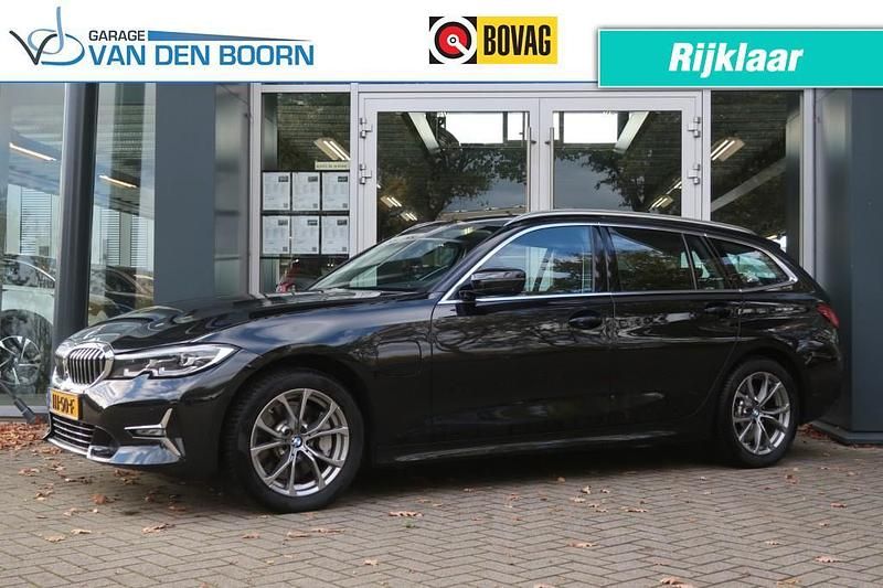 Zwart Gebruikt 2021 BMW 330 Stationwagen | € 33.950 (Eerlijke prijs) - Afbeelding 1/4