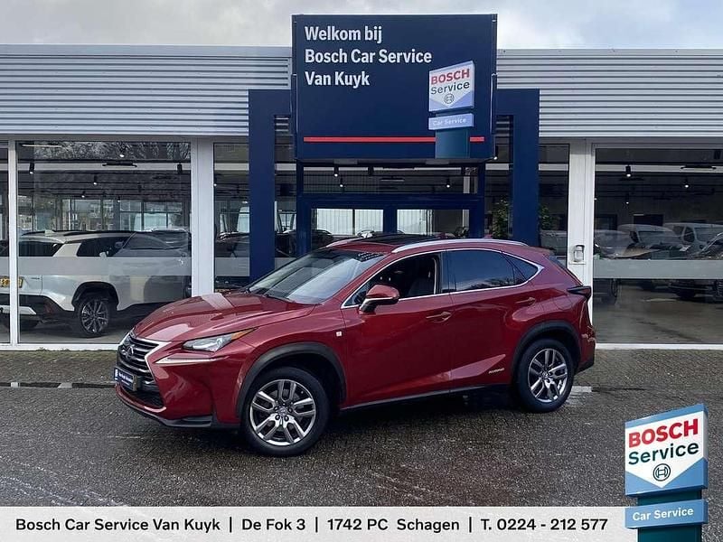 Rood Occasion 2015 Lexus NX300h SUV | € 22.740 (Eerlijke prijs) - Afbeelding 1/4