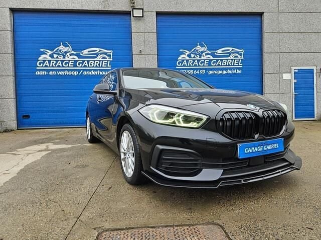 Zwart Gebruikt 2023 BMW 118 Advantage Hatchback | € 22.990 (Super prijs) - Afbeelding 1/4