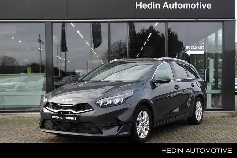 Grijs Gebruikt 2024 Kia Ceed Hatchback | € 25.445 (Eerlijke prijs) - Afbeelding 1/4