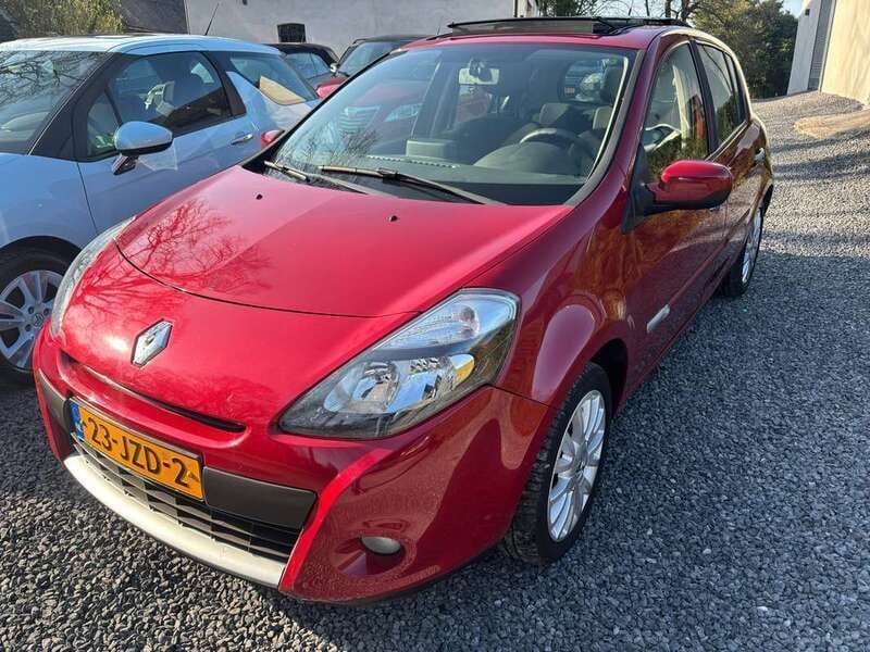 Rood, metallic lak Gebruikt 2009 Renault Clio II Dynamique Hatchback | € 2.499 (Eerlijke prijs) - Afbeelding 1/4