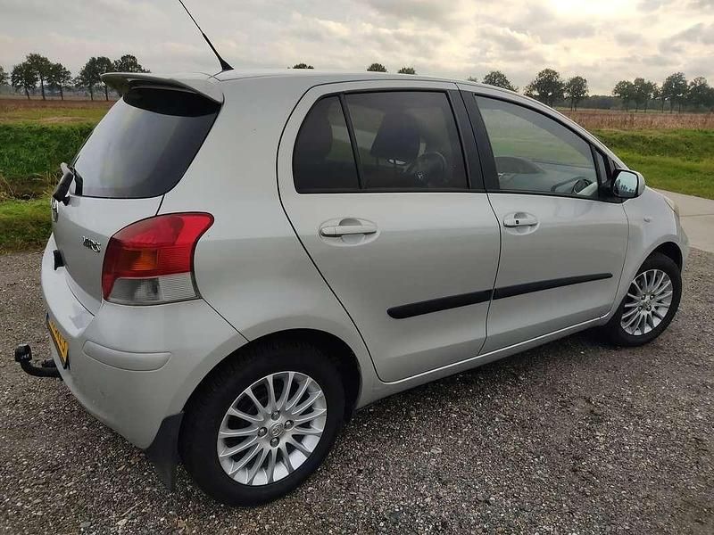 Zilver Gebruikt 2009 Toyota Yaris MPV | € 5.950 (Eerlijke prijs) - Afbeelding 1/4