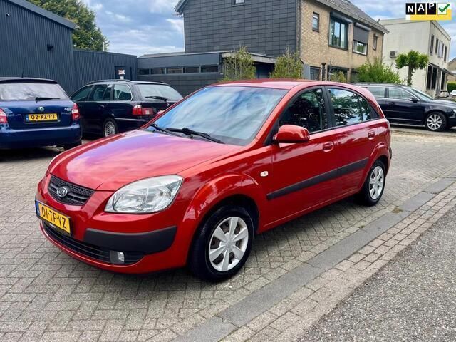 Rood Gebruikt 2006 Kia Rio Hatchback | € 1.500 (Goede deal) - Afbeelding 1/4