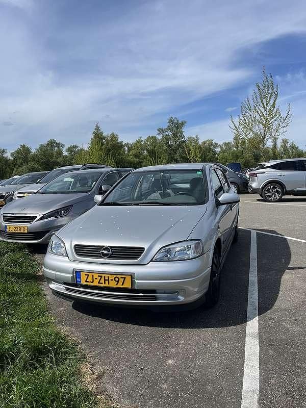 Grijs Occasion 1999 Opel Astra Club Hatchback | € 2.500 (Iets duurder) - Afbeelding 1/4