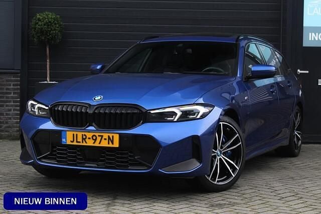 Blauw Occasion 2023 BMW 330 M Sport Stationwagen | € 41.495 (Eerlijke prijs) - Afbeelding 1/4