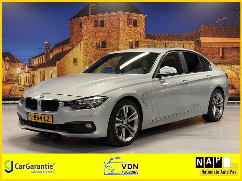 Grijs Gebruikt 2016 BMW 330e Executive Sedan | € 16.950 (Eerlijke prijs) - Afbeelding 1/4