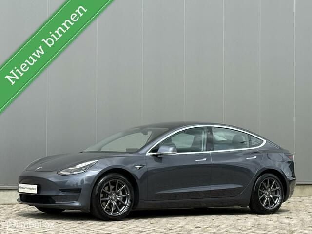 Grijs Gebruikt 2020 Tesla Model 3 Standard Range Sedan | € 15.995 (Eerlijke prijs) - Afbeelding 1/4