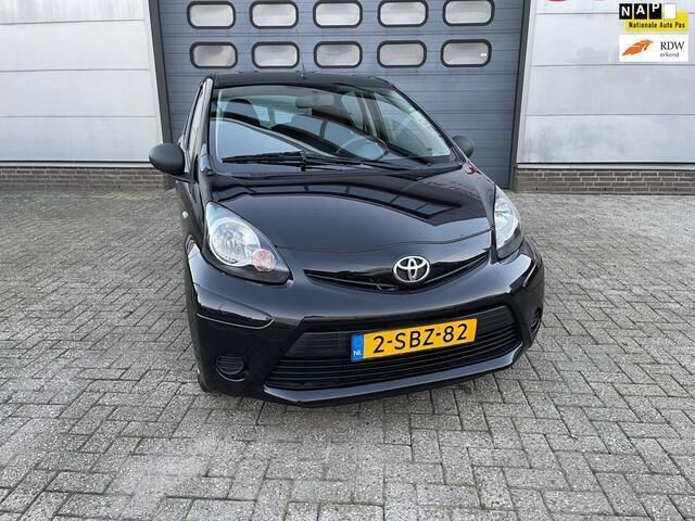 Zwart Gebruikt 2013 Toyota Aygo Hatchback | € 5.950 (Iets duurder) - Afbeelding 1/4