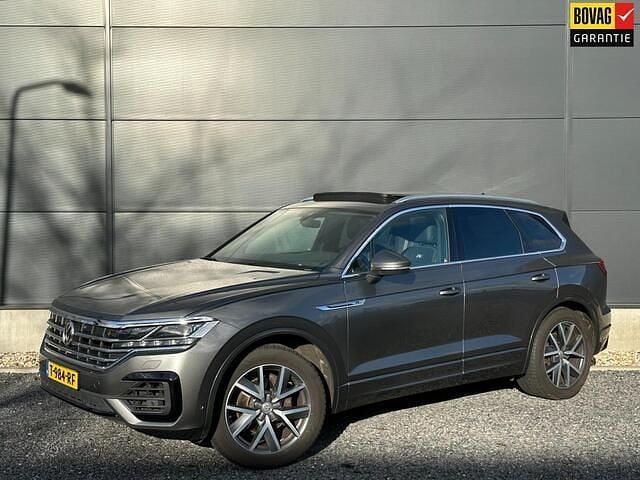 Grijs Occasion 2019 VW Touareg R-line SUV | € 37.450 (Eerlijke prijs) - Afbeelding 1/4
